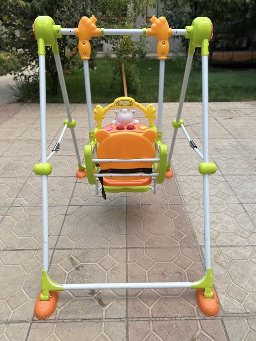 Детская качеля в хорошем состоянии