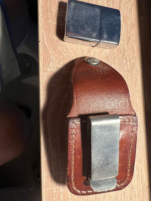 Voi vinde o brichetă de benzină Zippo cu o copertă.