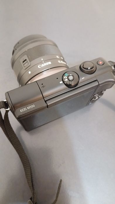 Фотопарат Canon EOS M100