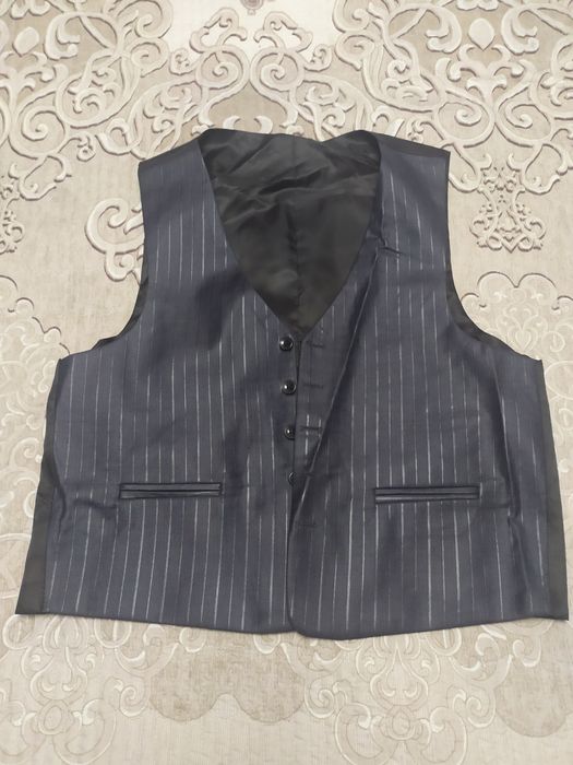 Продам костюм тройка серого цвета.