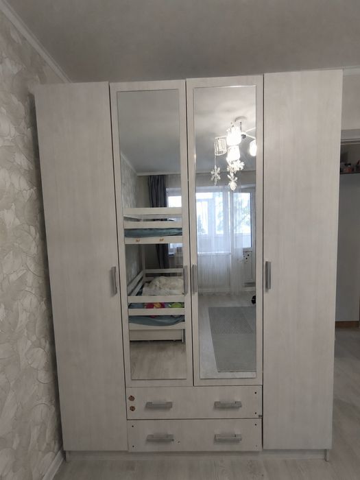 Продам шкаф с зеркалом