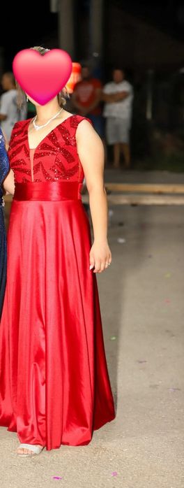 Продавам сатенена рокля