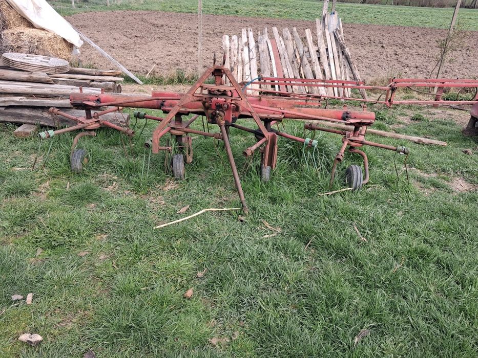 Vând greblă de împrăștiat fân