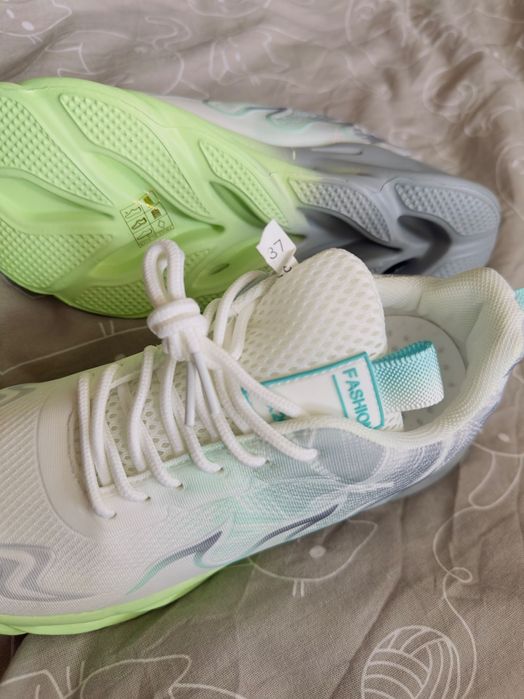 Продам кроссовки 37 размера