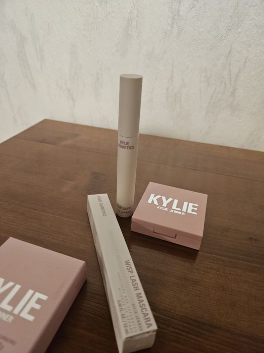 Сет KAYLIE COSMETICS Спирала и хайлайтър