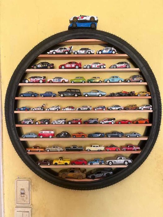 Продавам стойки(дисплей) за метални колички 1/64