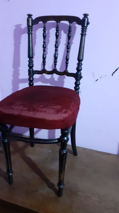 Diverse piese de mobilier vechi(scaune ,cuiere Thonet,mobila nuc,masa