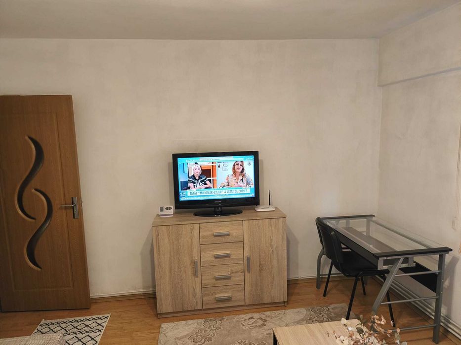 Dau în chirie garsonieră amenajată utilată confort I la parter 4 în bloc de garsoniere în cartierul Dâmbul Pietros.