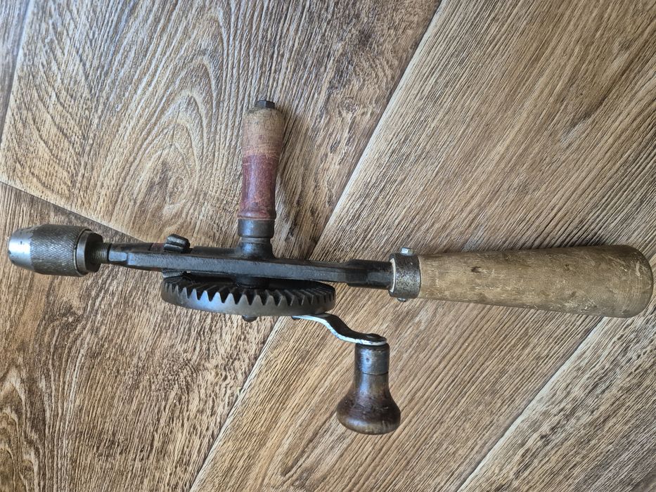 Ручная     дрель