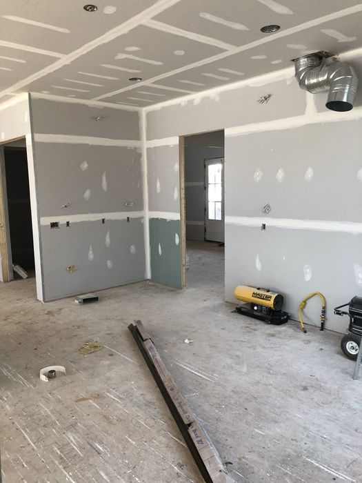 Zugrav ,echipa 3 băieți,glet 8 lei 1 strat, amorsa și vinarom 10 lei