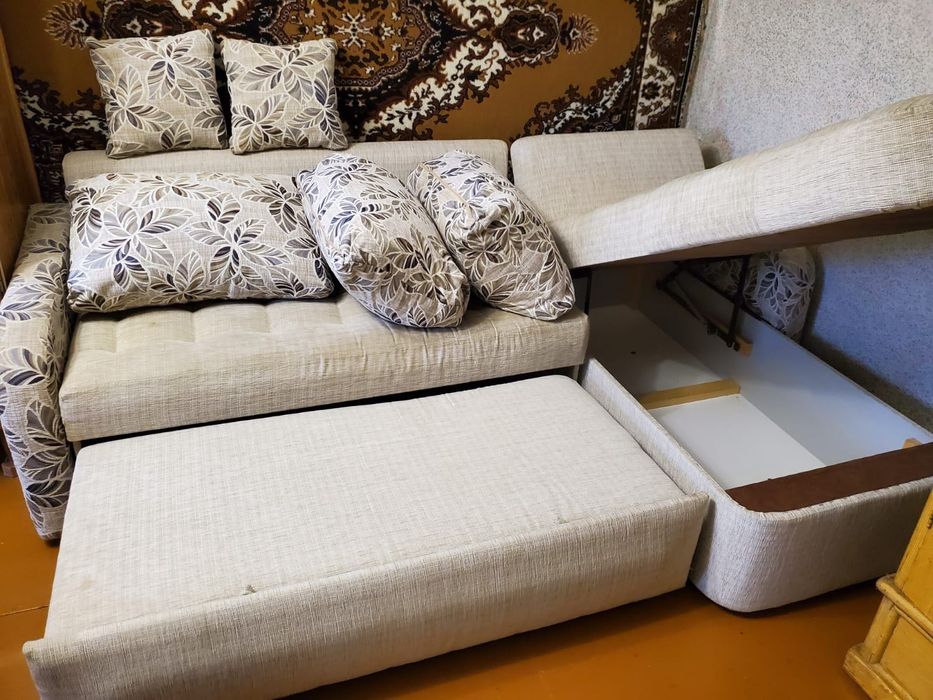 Диван угловой светлый