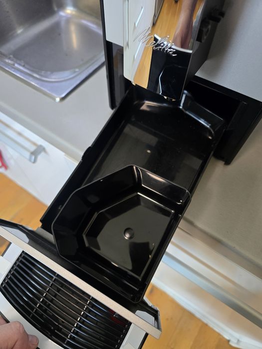 КАТО НОВА!!! Автоматична еспресо машина Melitta Latticia OT F300-101, сребриста