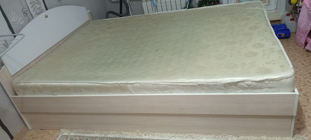 Кровать большая два шкафа