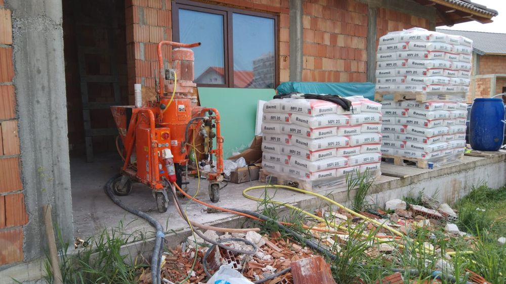 Închiriez mașina de tencuit  echipată