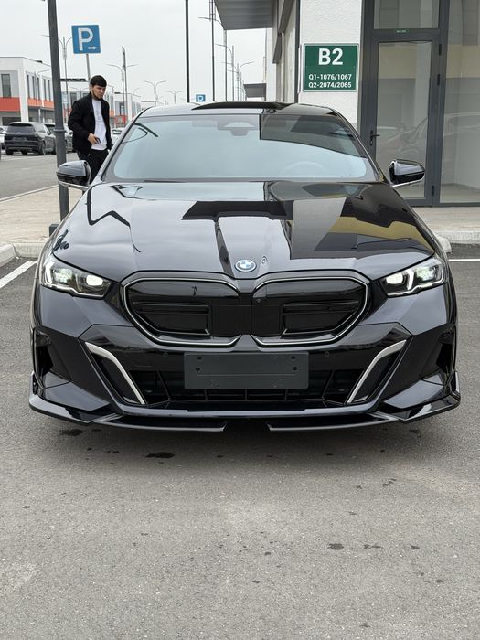 Bmw i5 40L +dop opsiya Televizorli 2025-Yil 14.700 Probeg