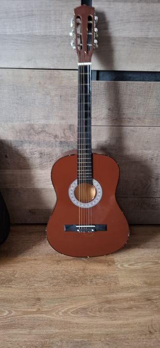 Vând chitara acustica Stagg