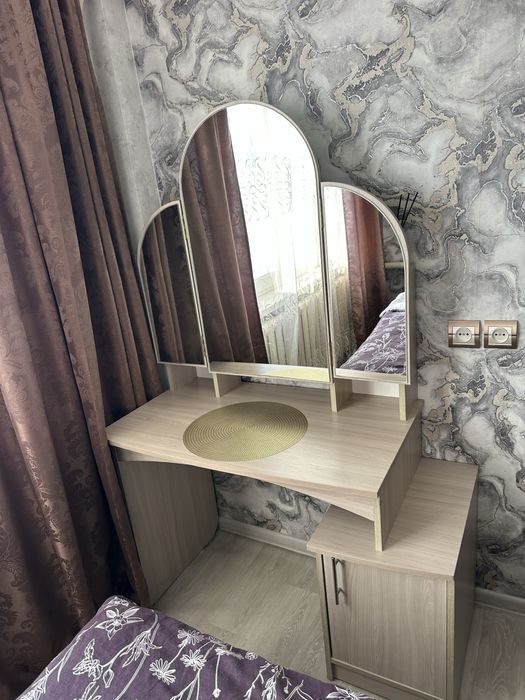 Продам туалетный столик