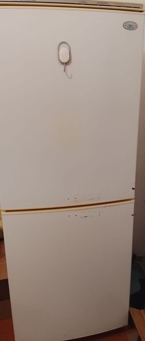 Продаётся холодильник и стол со стульями