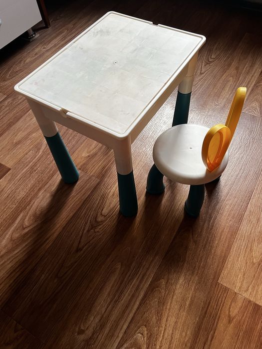 Продам детский столик со стулом