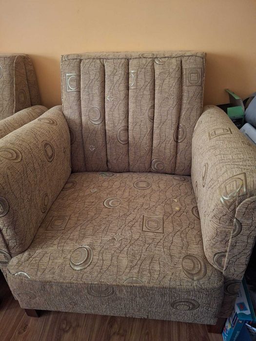 Vând canapea extensibilă plus două fotolii extensibile.