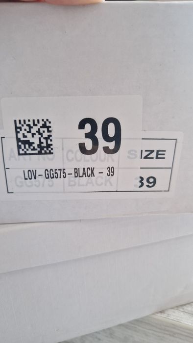 Високи черни маратонки