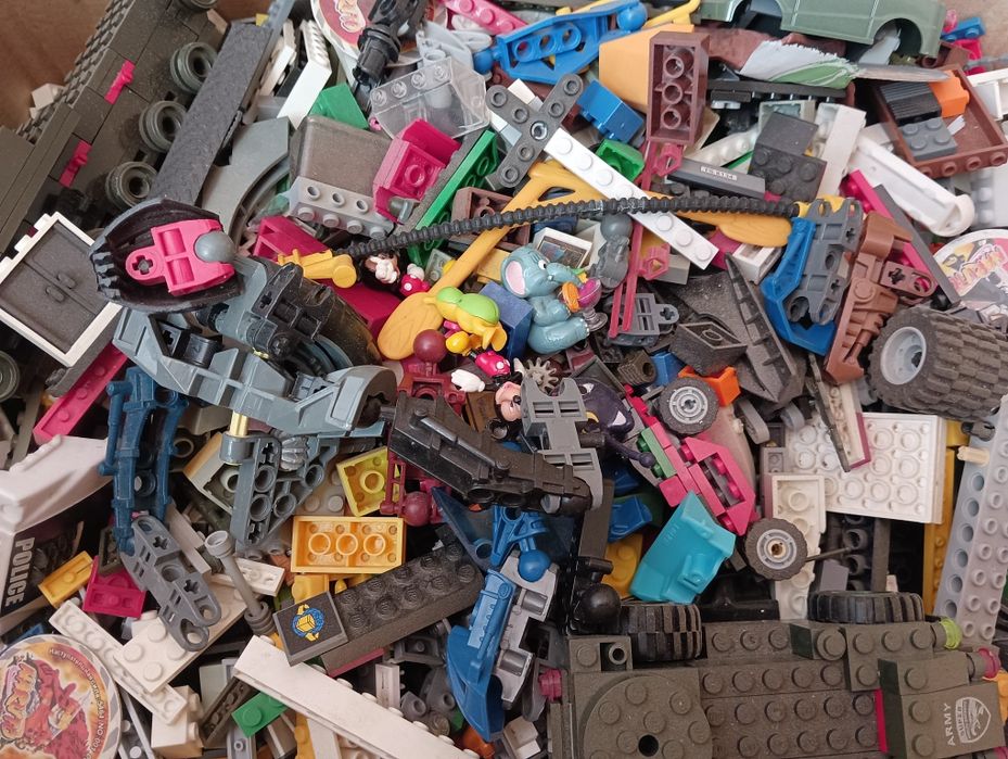 Продам детали Лего.