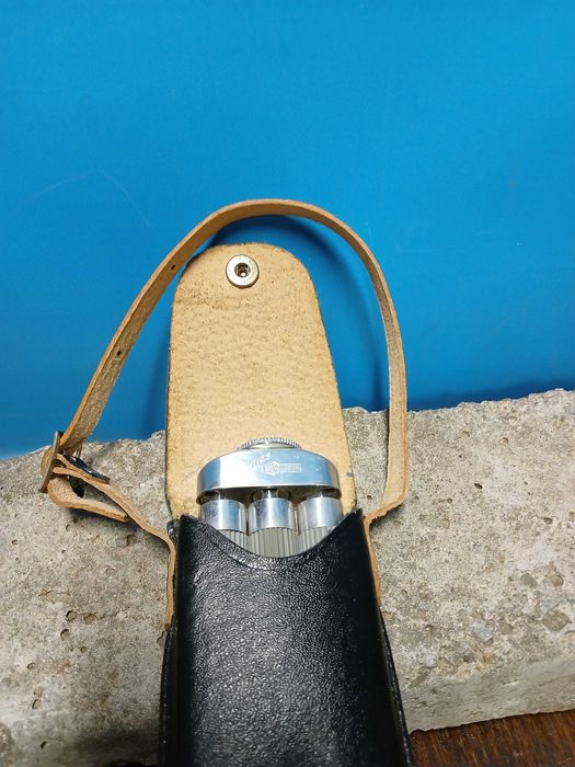 Стар статив,тринога за фотоапарат.