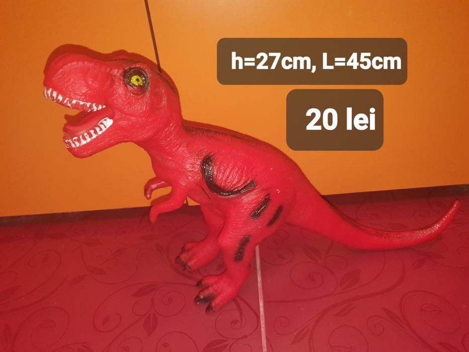 Vând dinozauri de diferite mărimi
