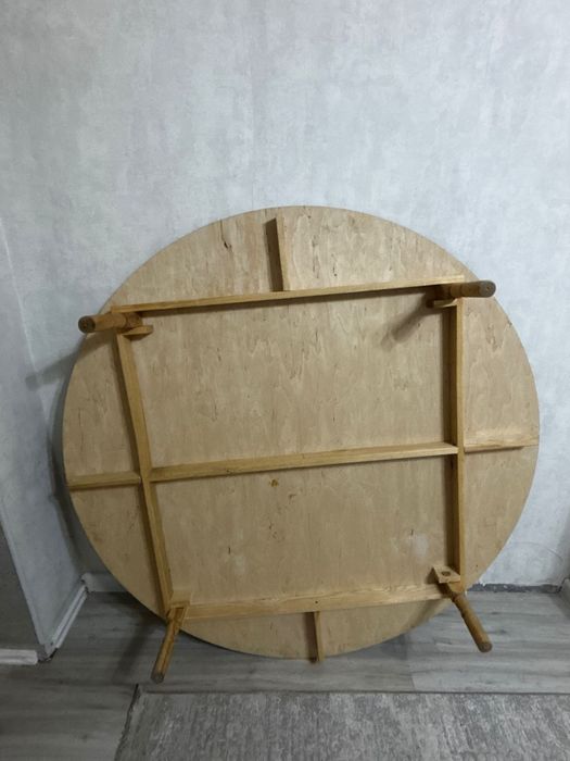Круглый деревянный стол