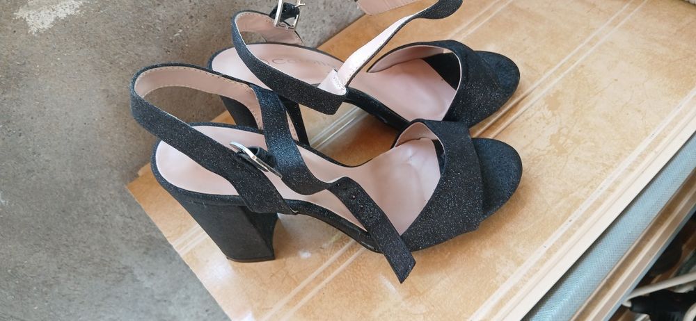 Стилни блестящи черни токчета