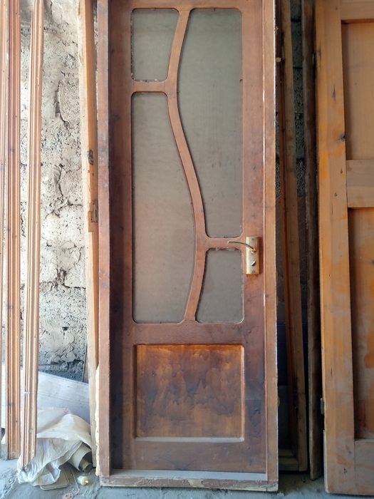 Двери входная и межкомнатная деревянная