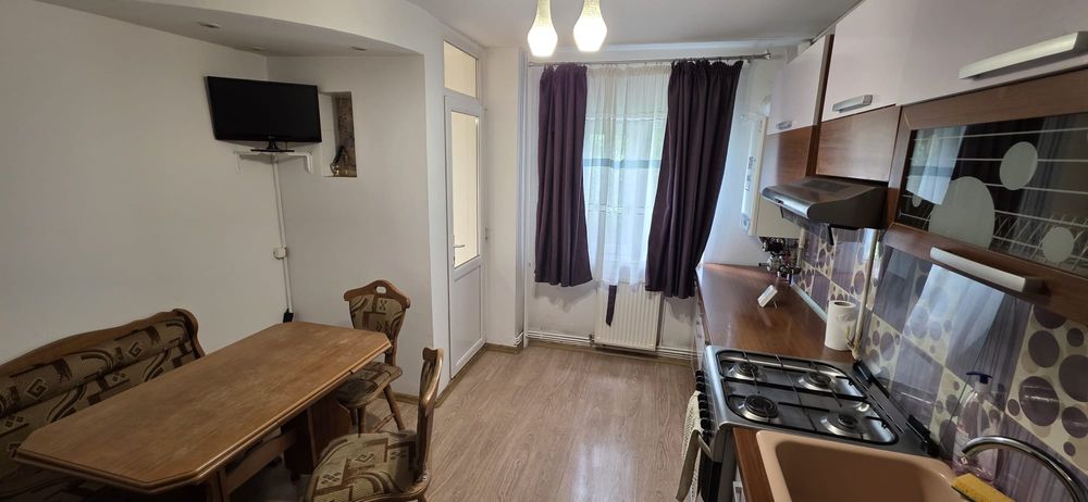 Închiriez apartament 3 camere 1 Mai