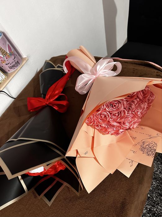 Buchete de trandafiri din satin