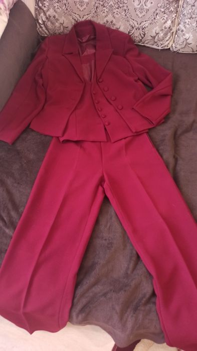 Продам костюм-тройку