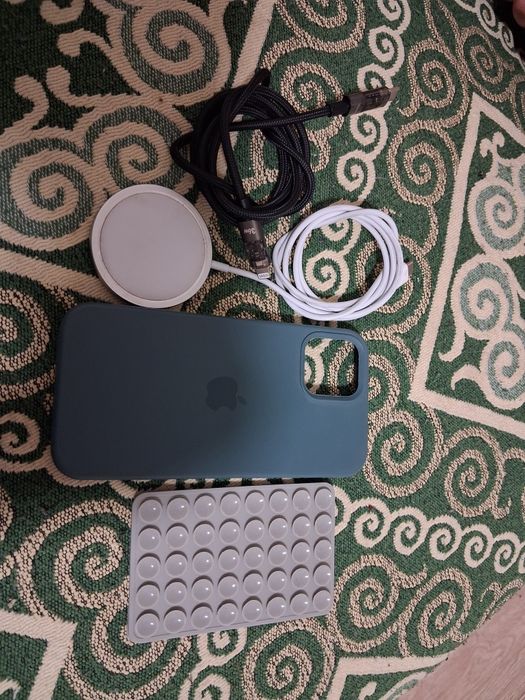 Продам Apple 12 (64гб)