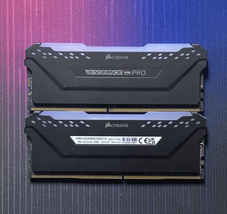VENGEANCE® RGB PRO 16 ГБ (2 × 8 ГБ) DDR4 DRAM 3200 МГц C16 — черный