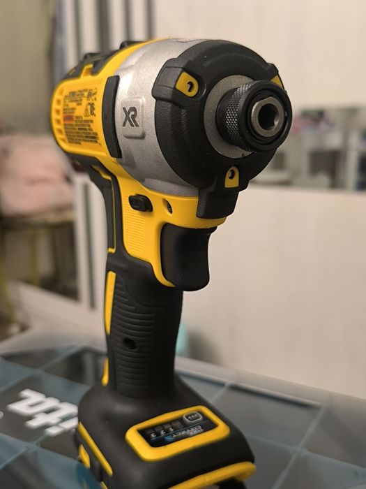Импакт Dewalt DCF888S (DCF887).