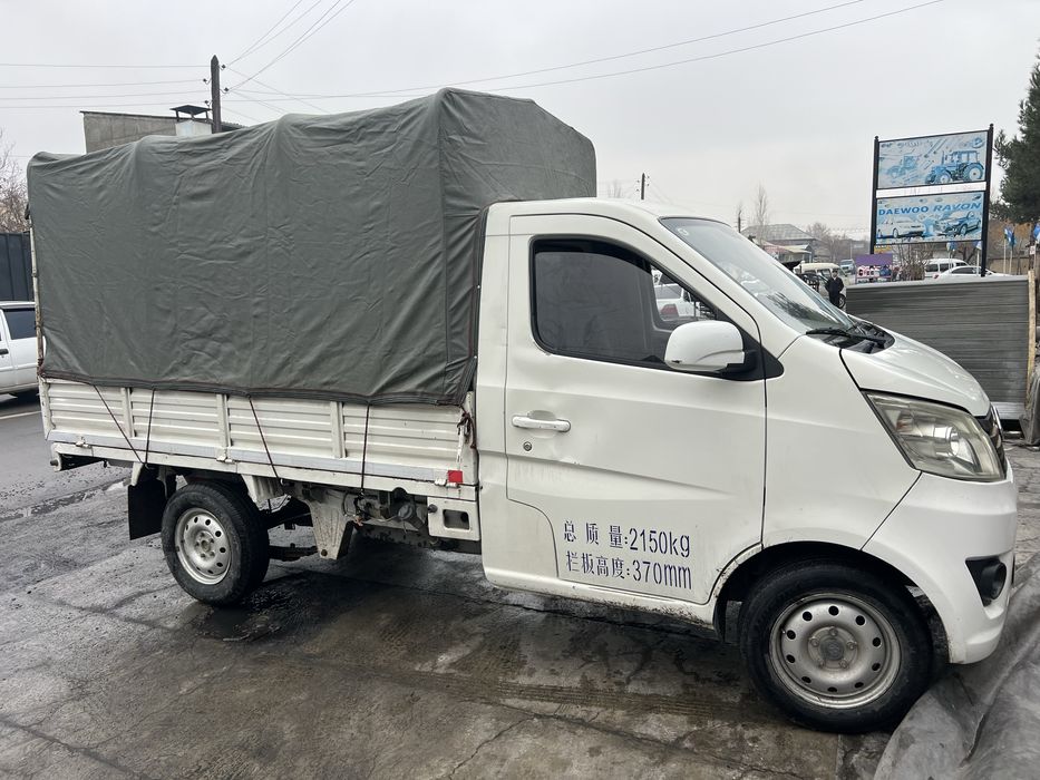 Changan yuk avtomobili bir qo’l haydalgan yaxshi halotda metan o’rnati