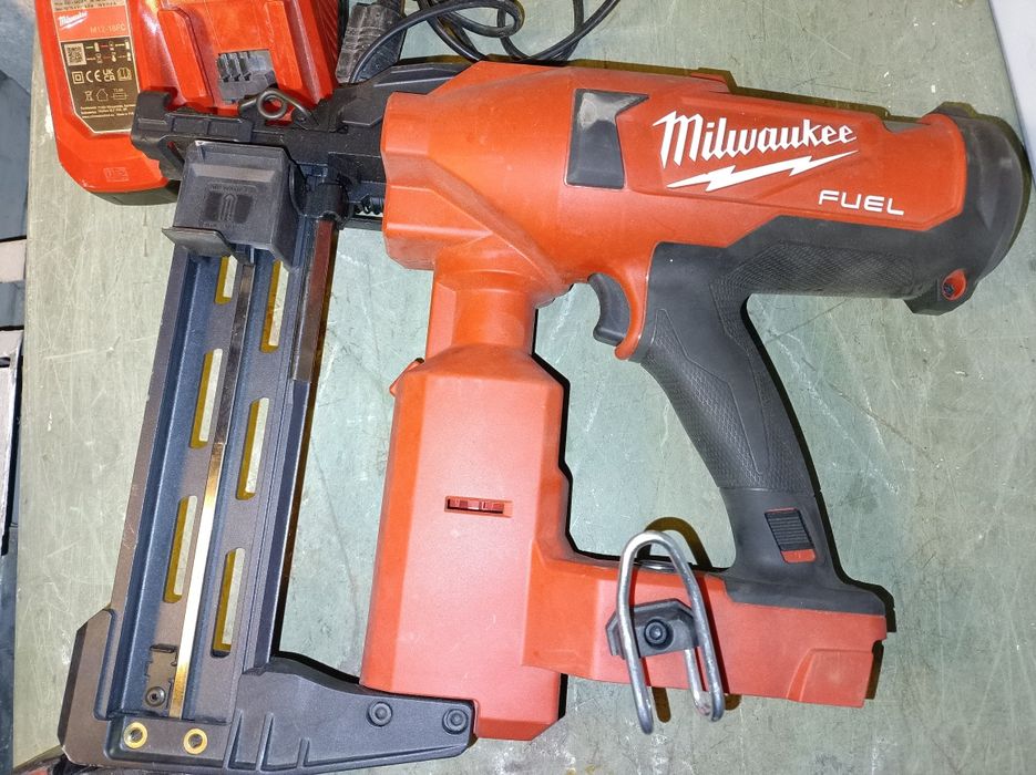 Pistol de bătut cuie Milwaukee