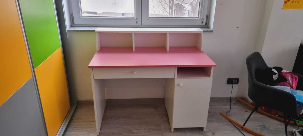Pat tip căsuță pentru 2 copii + 1 birou roz