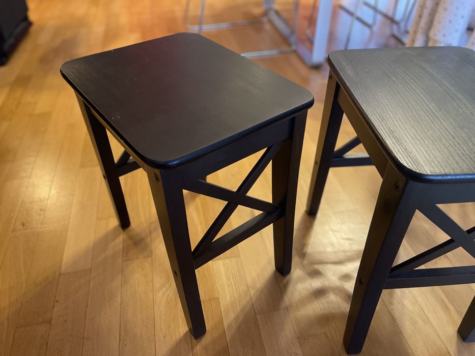 Taburet IKEA INGOLF lemn masiv negru-maro – 2 bucăți