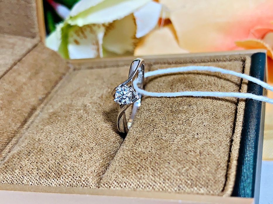 Нежное золотое кольцо модели «Одноглазка» с бриллиантом