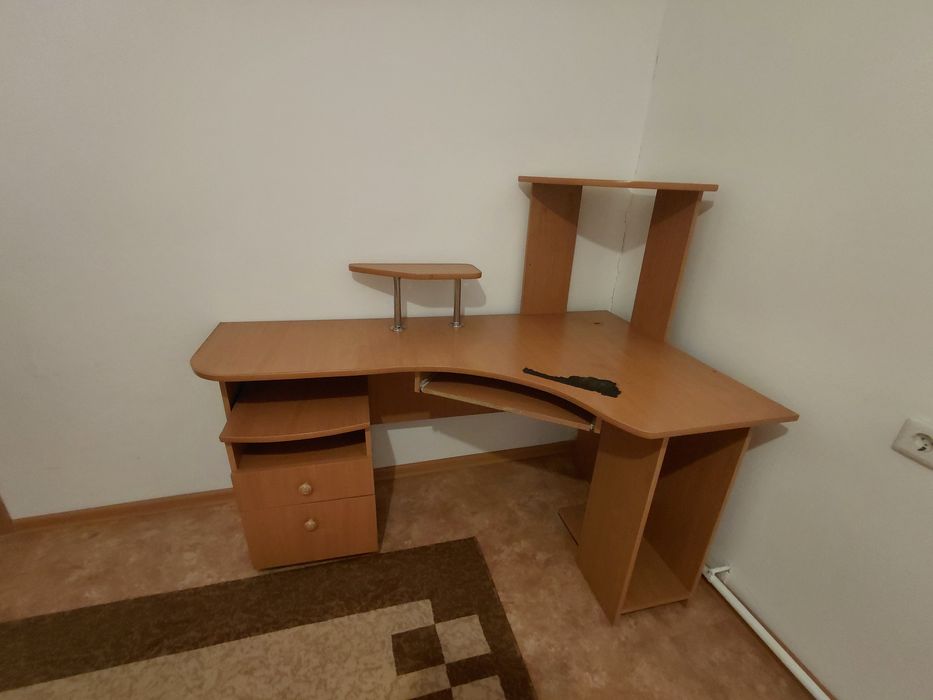 Продам компьютерный стол