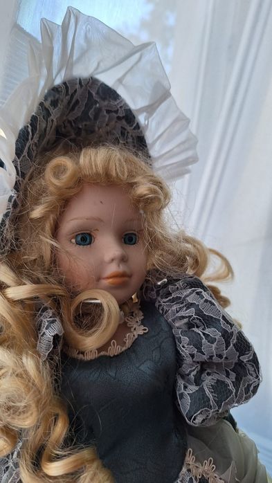 Păpușa cu cap de porțelan