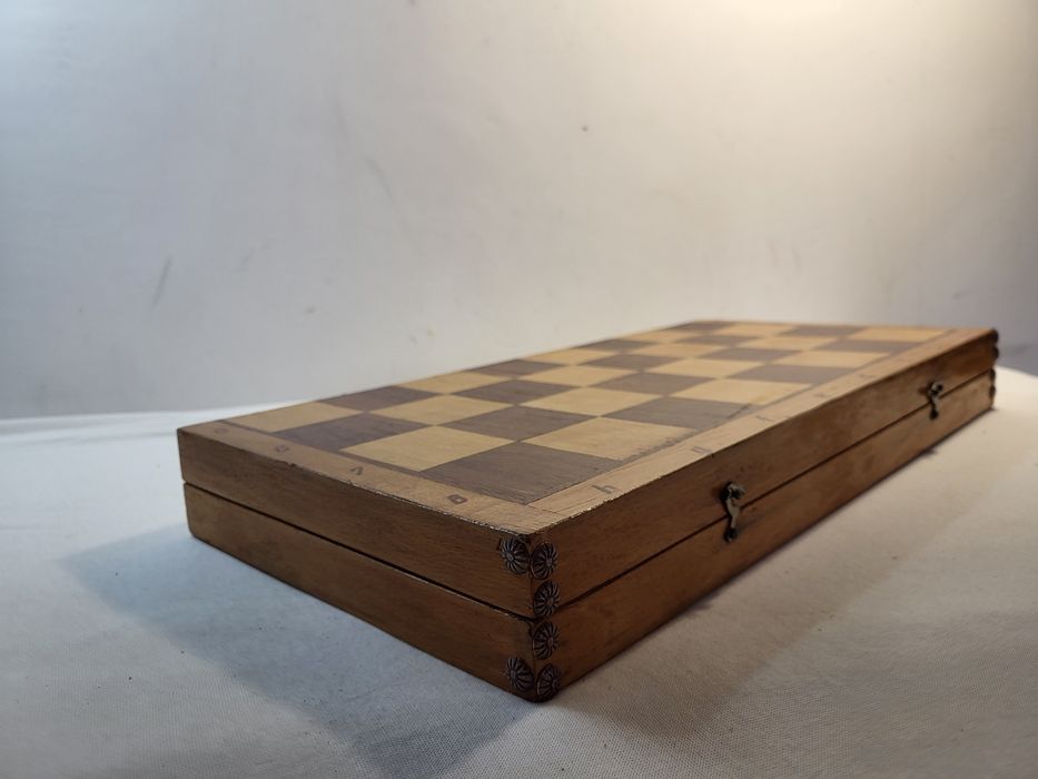 #2 Стар масивен дървен шах