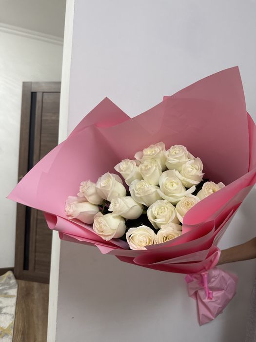 Белые розы 17 штук