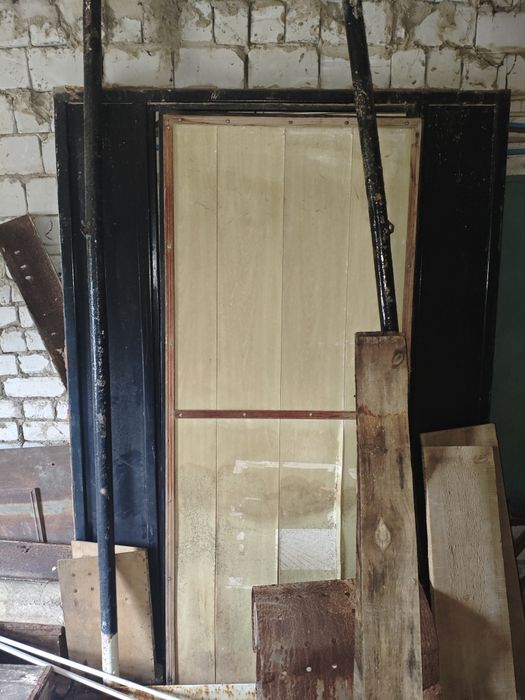 Продам металлическую дверь с рамой