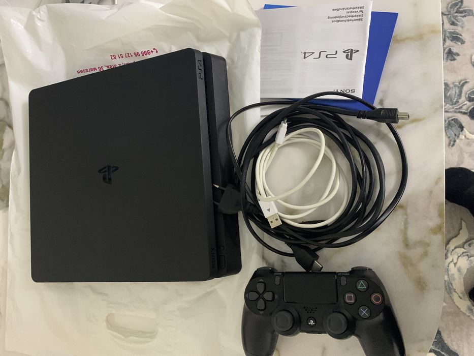 Playstation 4 slim HDR 1TB игры 50 и два джестика  как на фото