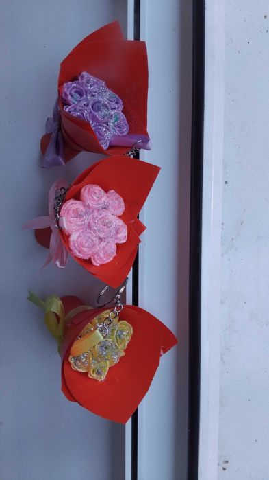 Brelocuri facute din satin facute din manuta mea fac si buchete