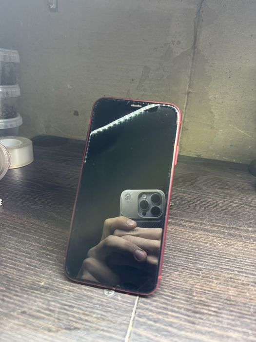 iPhone XR, красный.